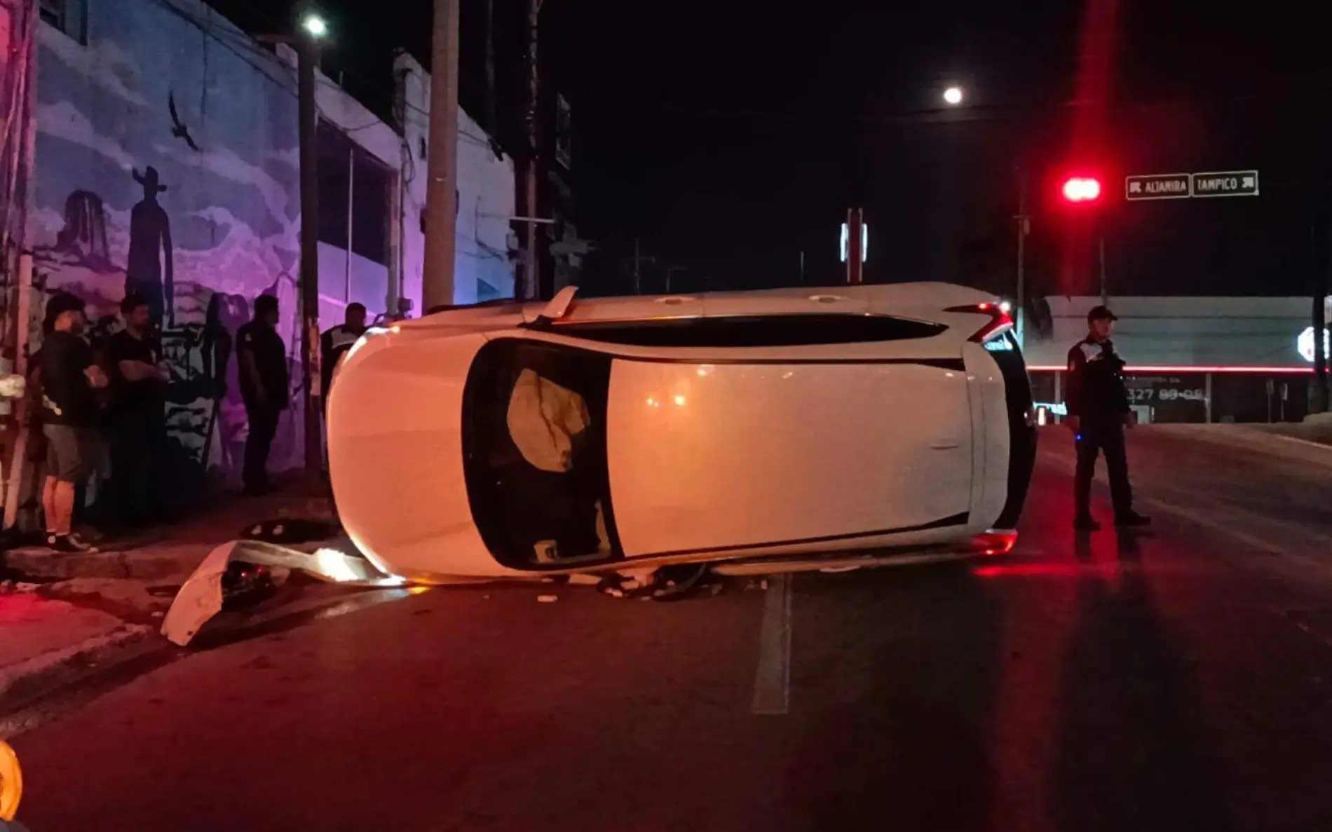 Volcadura de camioneta en la Calzada San Pedro de Tampico Antonio Campos (3)